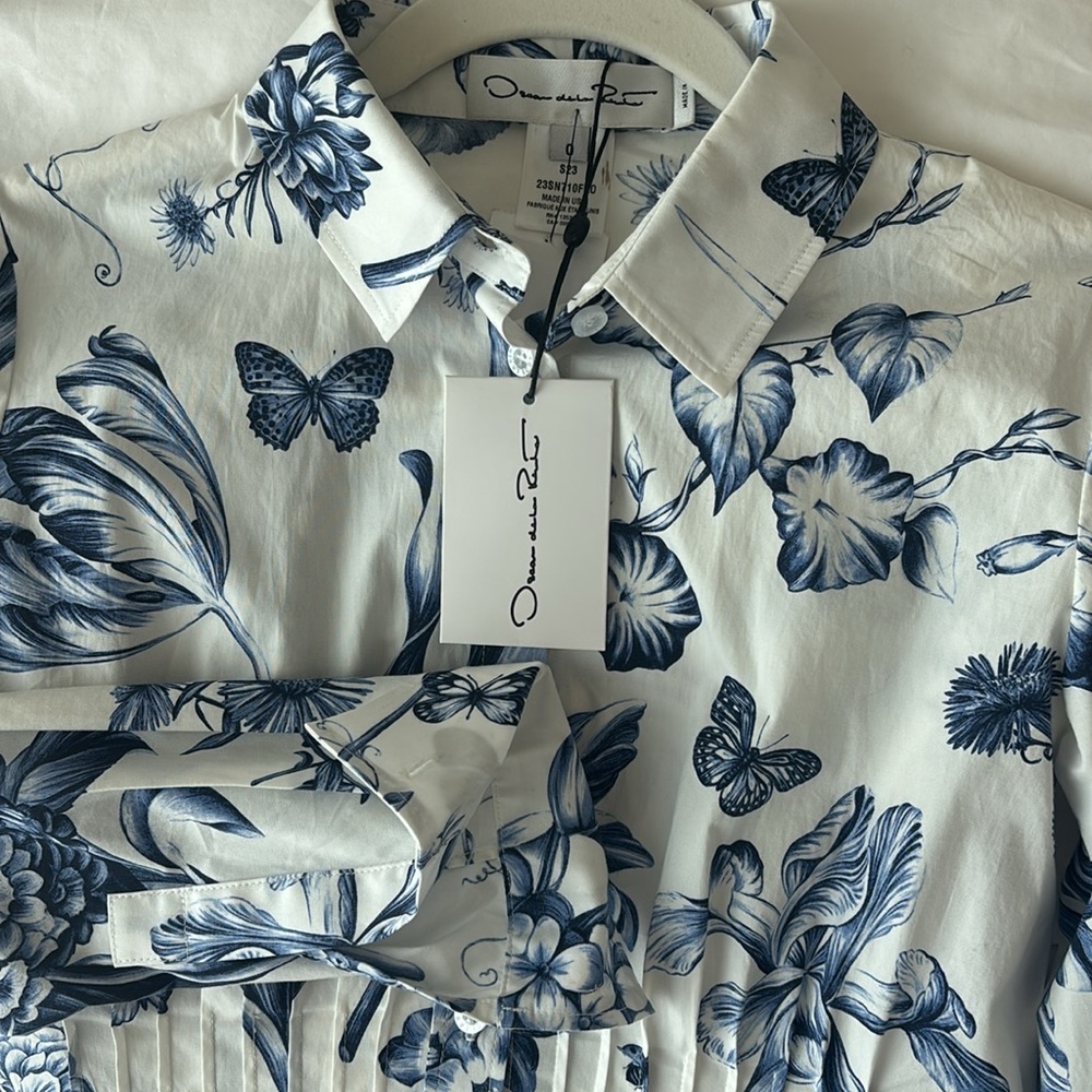 - OSCAR DE LA RENTA
Pintucked floral-print cotton-blend poplin shirt nwt